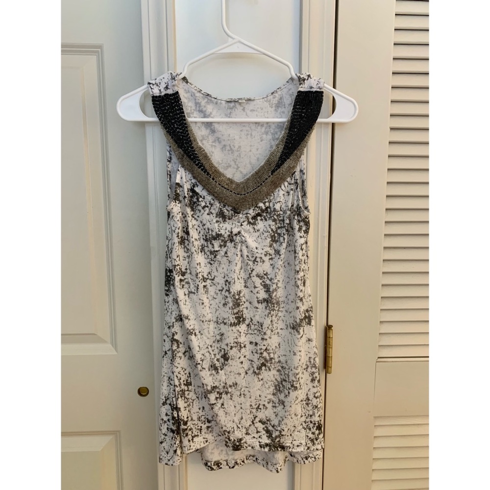 Marbled top with beaded neck